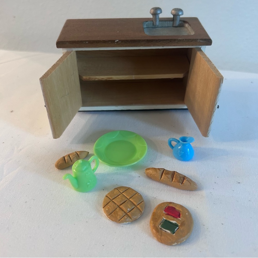 Source Unknown Brown and Green Dollhouse Accessories Set